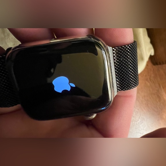 Apple Watch-6 Series 44MM Gold - Picture 4 of 13